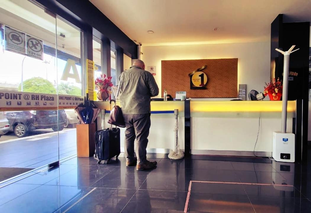 One Point Hotel Kuching Buitenkant foto