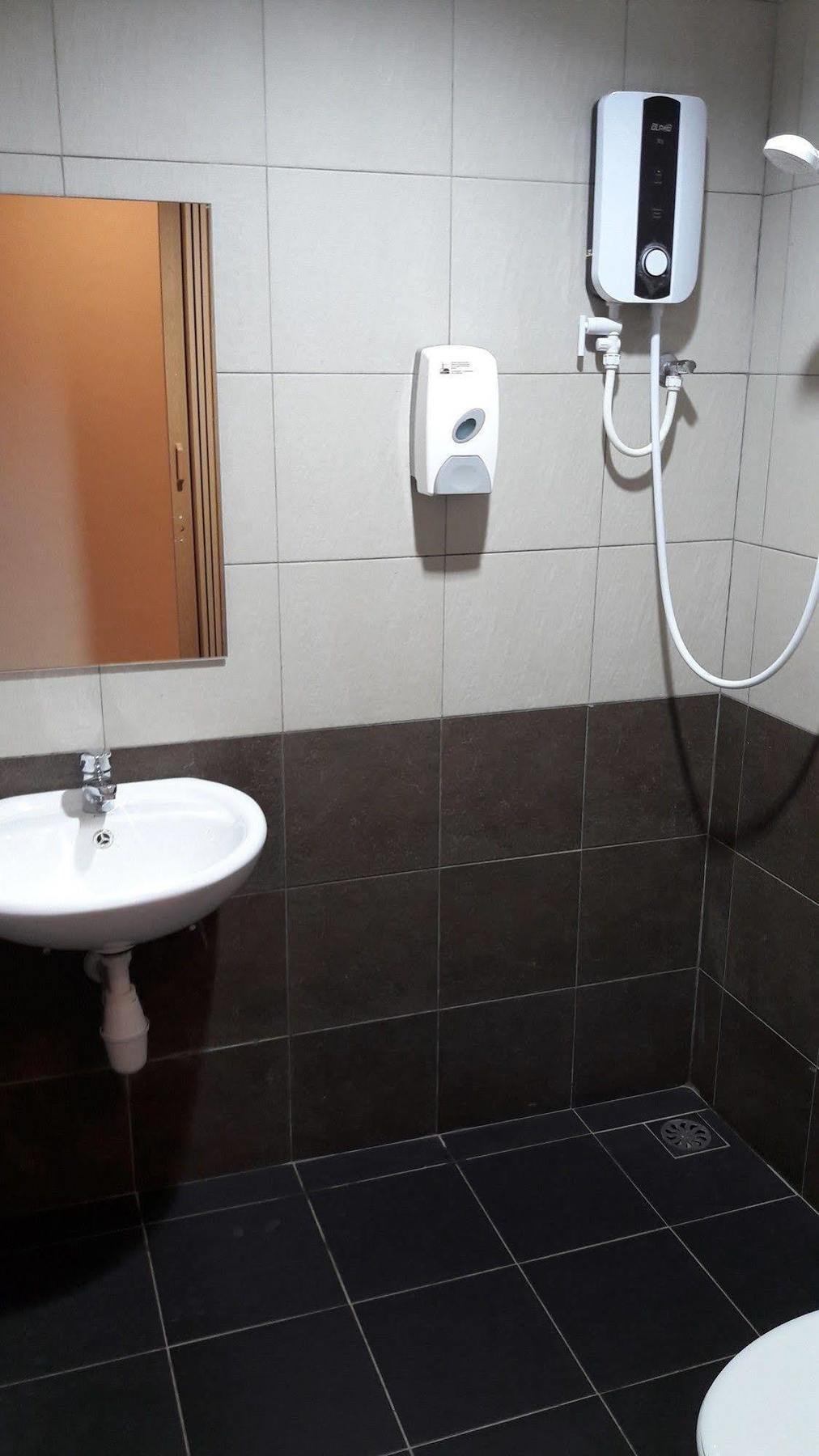 One Point Hotel Kuching Buitenkant foto