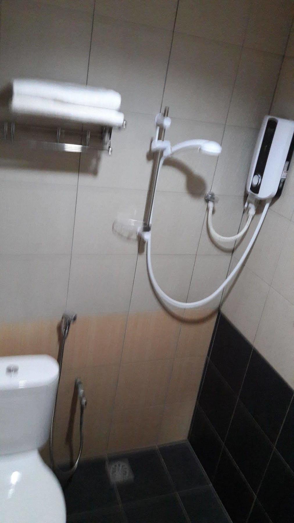 One Point Hotel Kuching Buitenkant foto