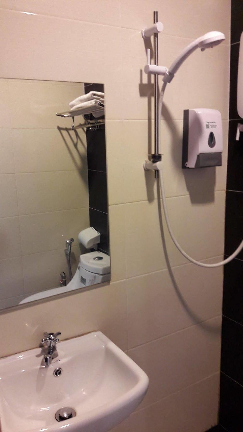 One Point Hotel Kuching Buitenkant foto