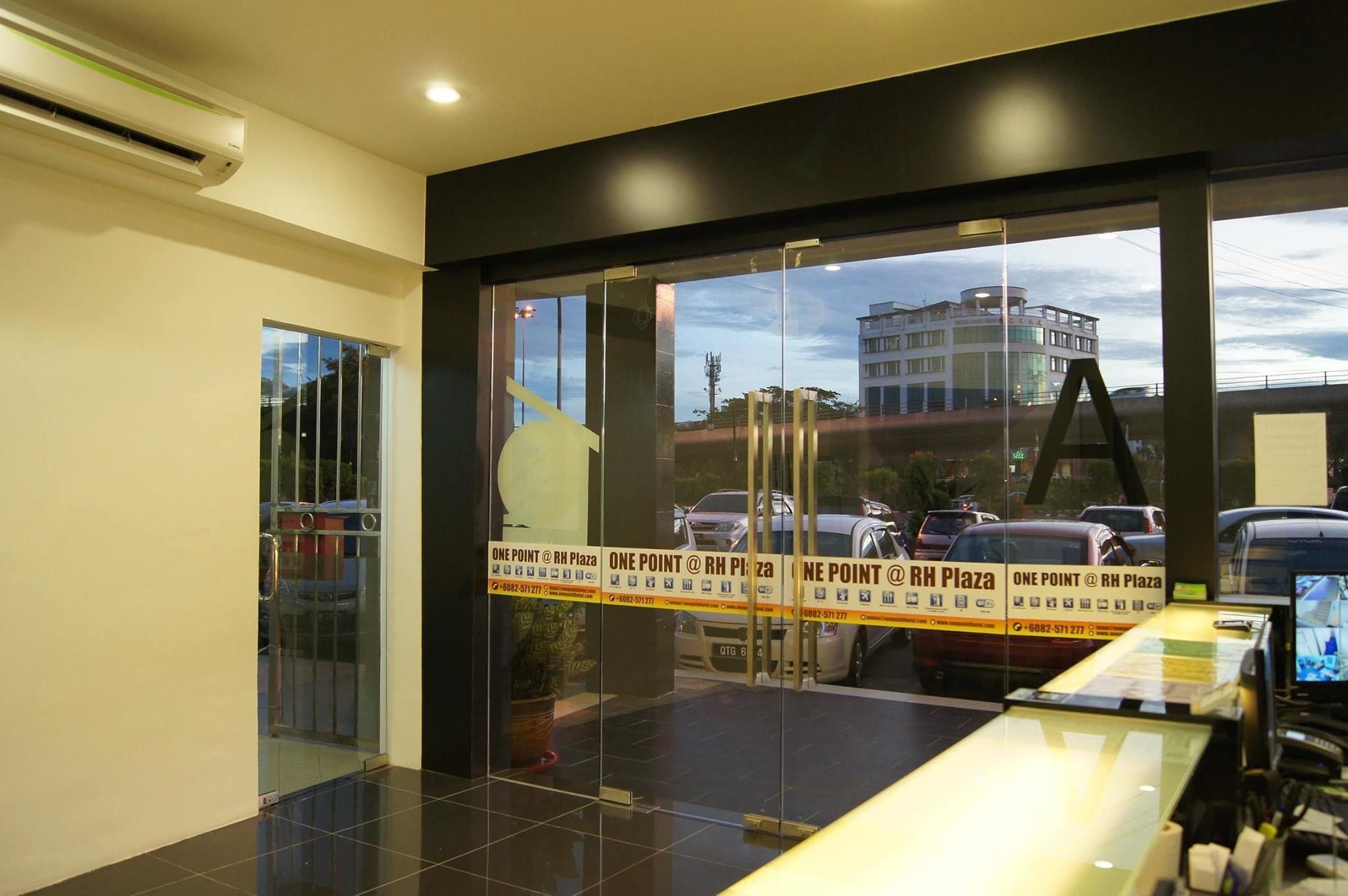 One Point Hotel Kuching Buitenkant foto