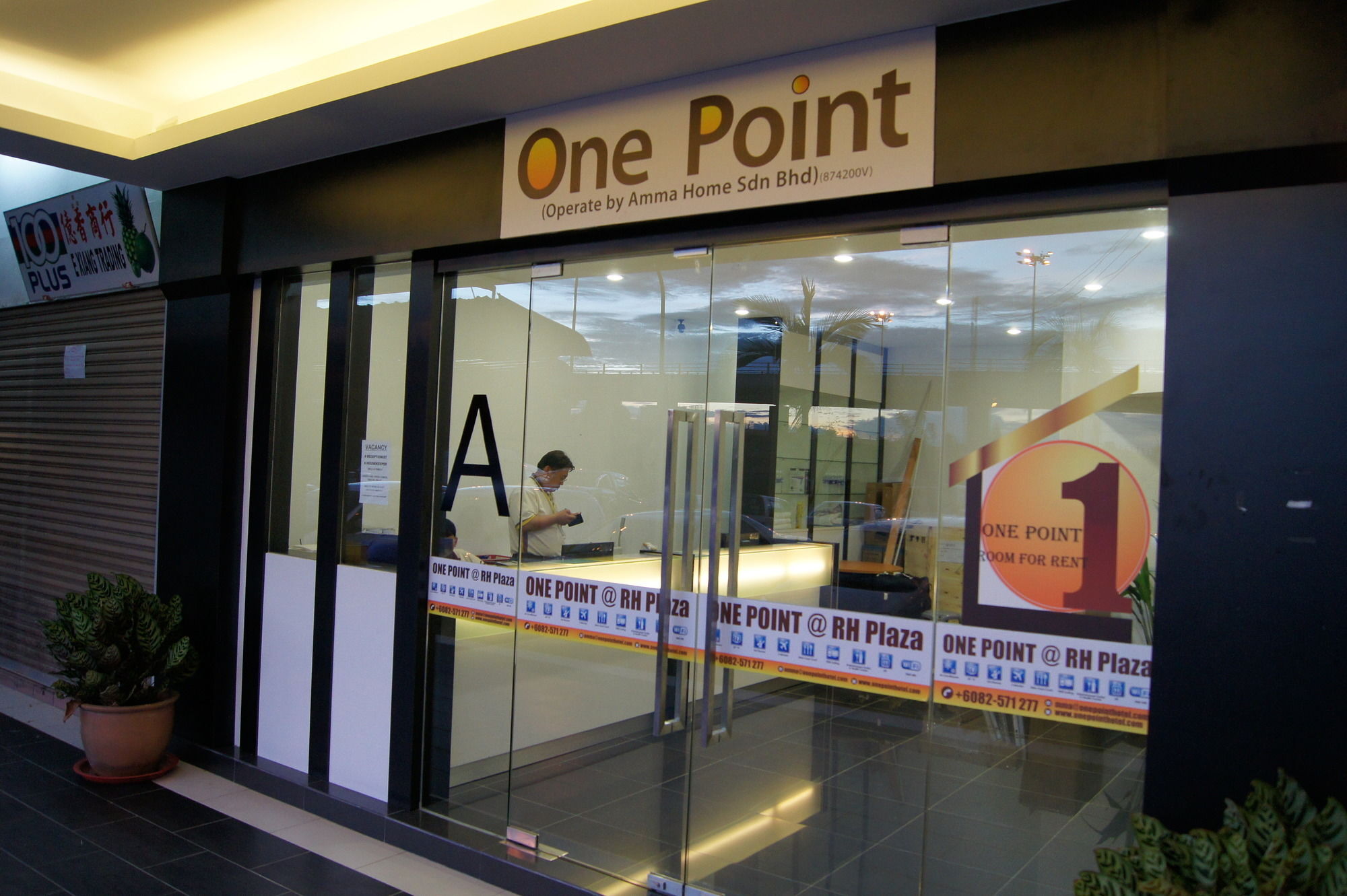 One Point Hotel Kuching Buitenkant foto